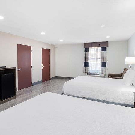 Ramada By Wyndham Hendersonville Extérieur photo