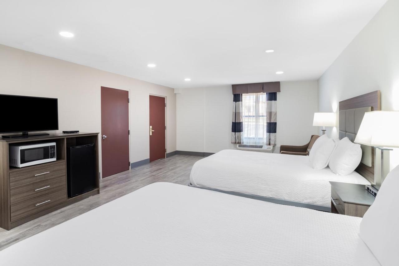 Ramada By Wyndham Hendersonville Extérieur photo