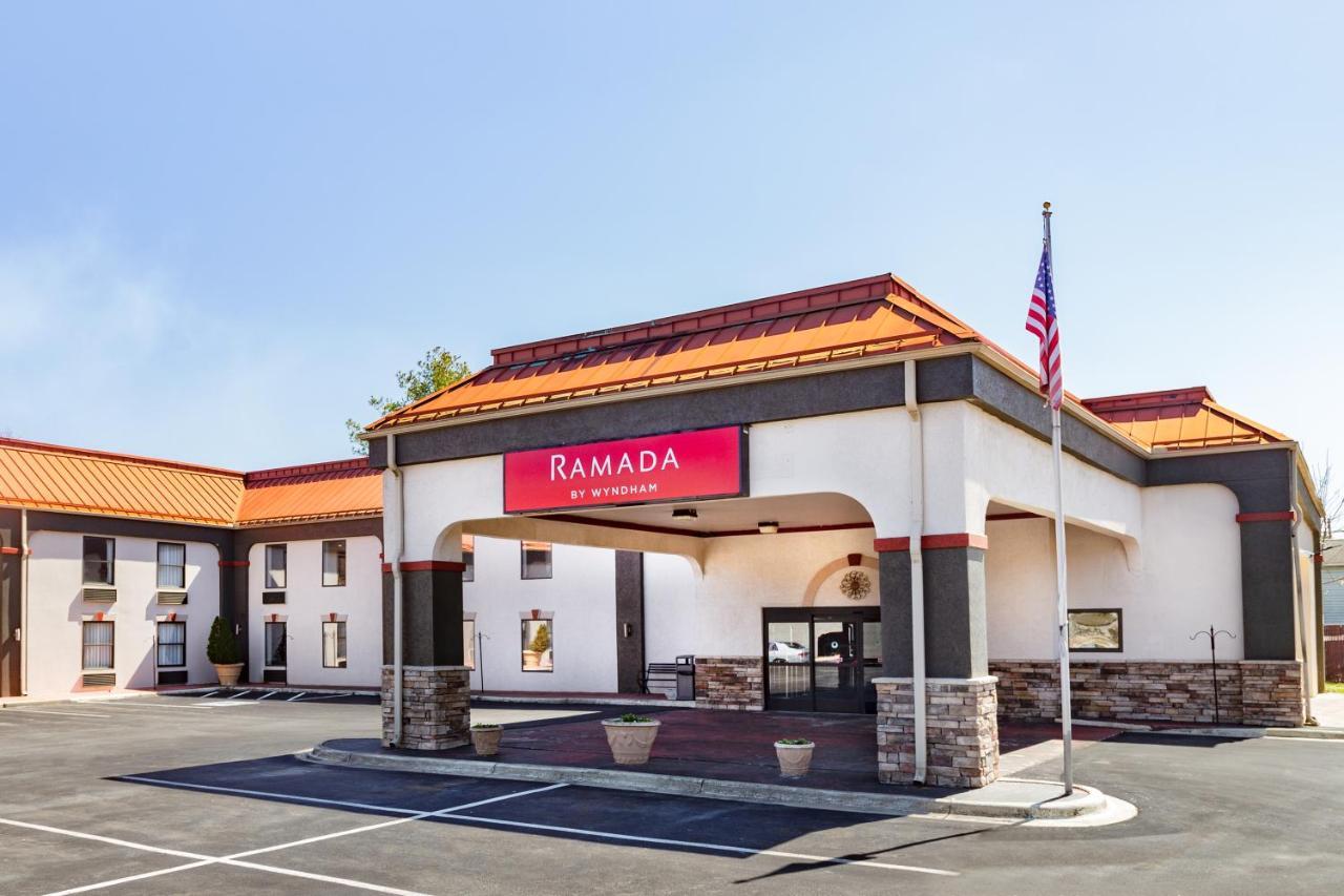 Ramada By Wyndham Hendersonville Extérieur photo