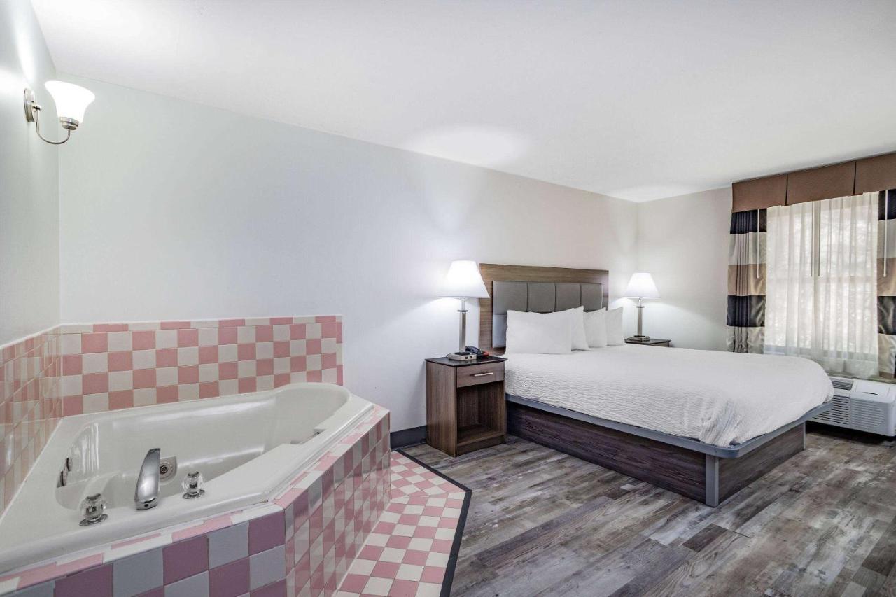Ramada By Wyndham Hendersonville Extérieur photo