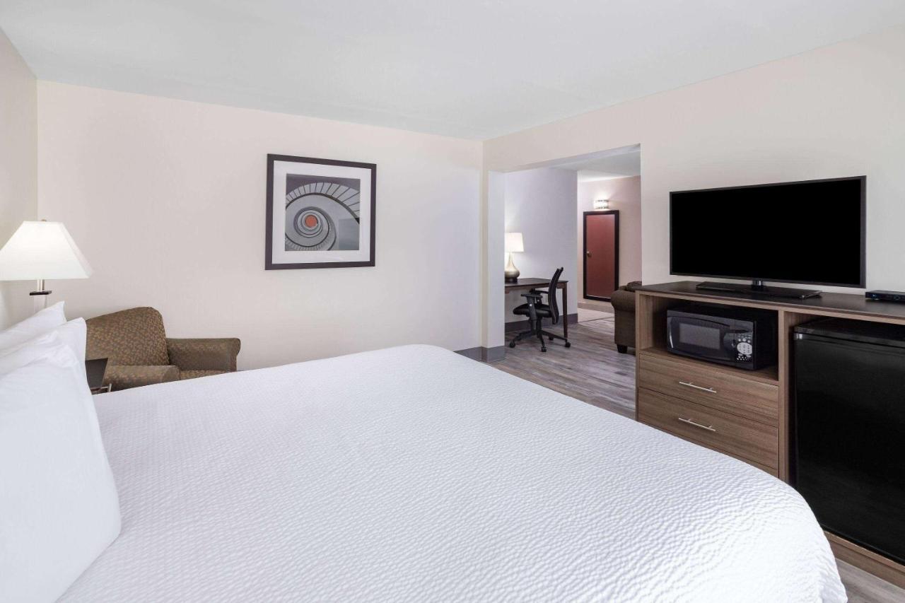 Ramada By Wyndham Hendersonville Extérieur photo