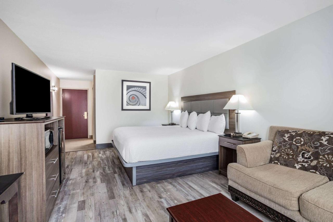 Ramada By Wyndham Hendersonville Extérieur photo
