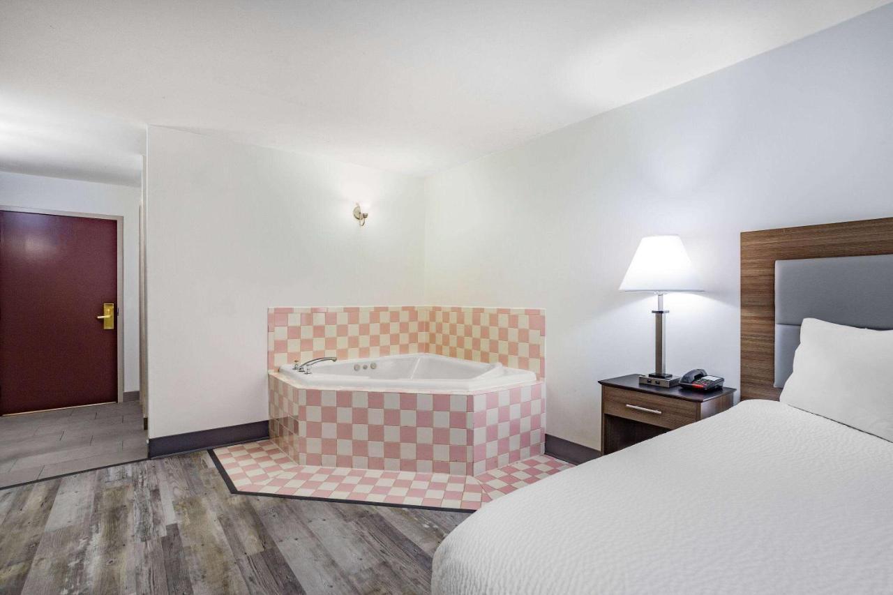 Ramada By Wyndham Hendersonville Extérieur photo