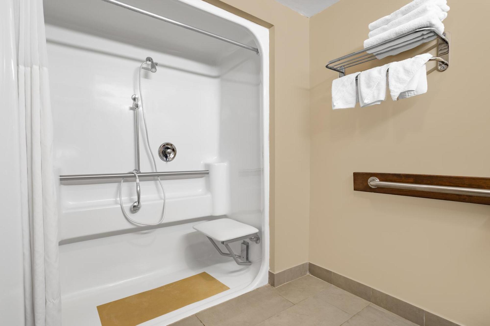Ramada By Wyndham Hendersonville Extérieur photo