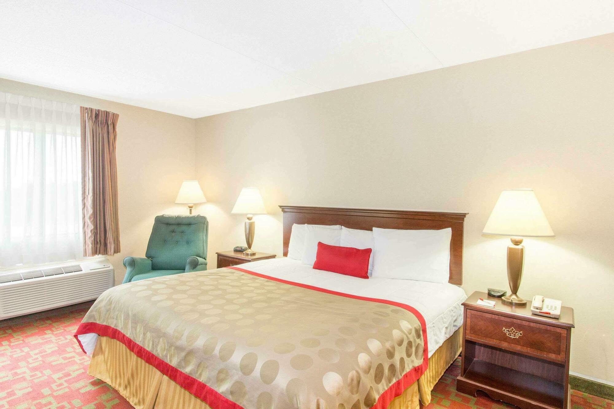 Ramada By Wyndham Hendersonville Extérieur photo