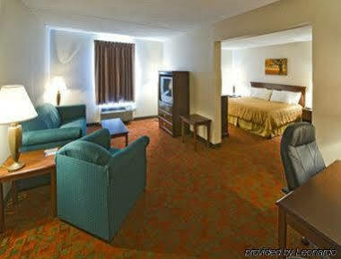 Ramada By Wyndham Hendersonville Extérieur photo